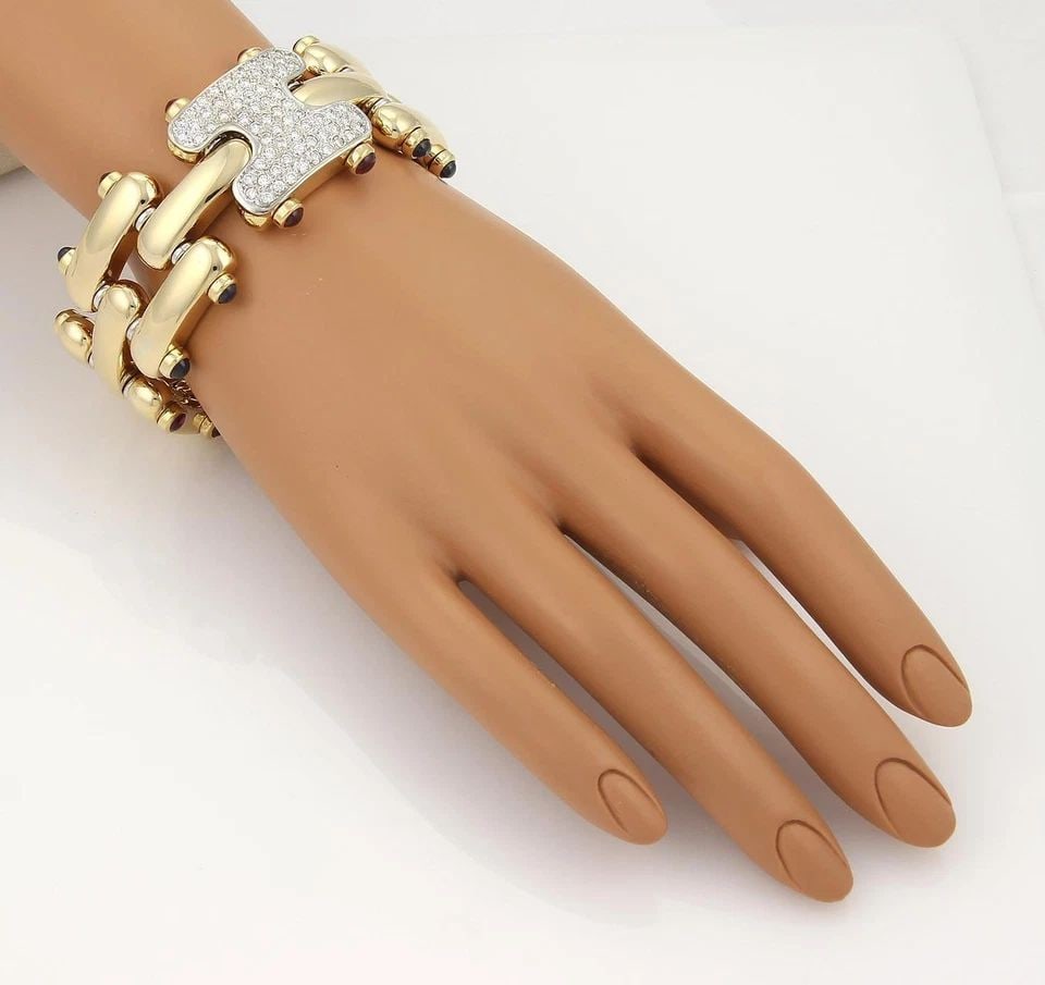 DIAMOND GEMS GOLD BRACELET WIDE 18K YELLOW BAR LINK DESIGN 125.8GR: DIAMOND GEMS GOLD BRACELET WIDE 18K YELLOW BAR LINK DESIGN 125.8GR This is an eye-catching stunning bracelet, it features a wide flex bracelet with curved shape bar link design, showcasing natural whi