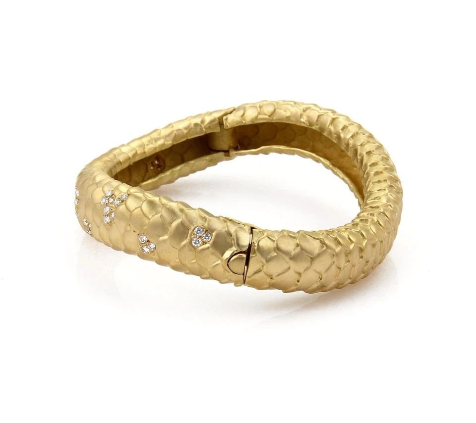 ANGELA CUMMINGS DIAMOND 18K YELLOW GOLD SCALE DESIGN WAVE BANGLE BRACELET (1 of 1)