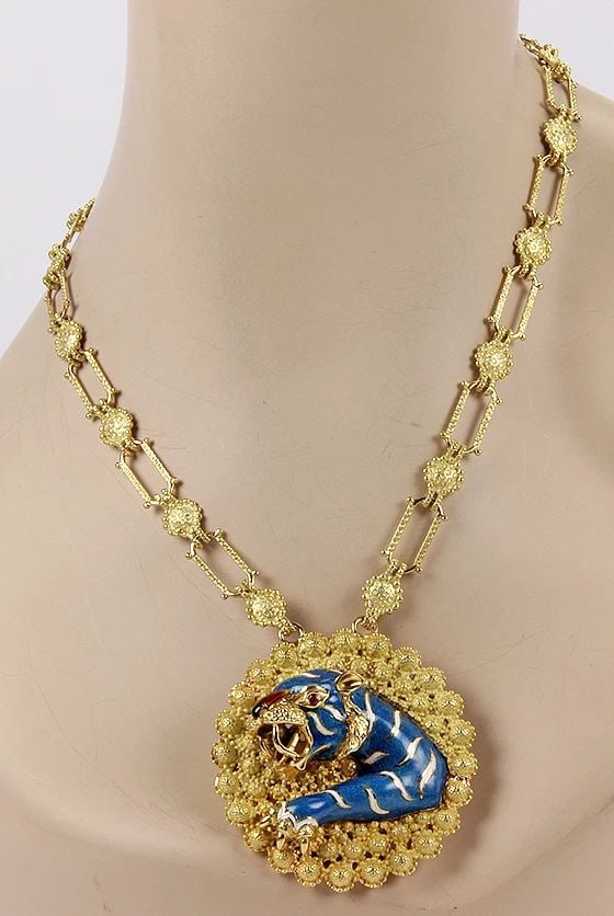 GOLD ENAMEL TIGER NECKLACE LARGE 18K YELLOW FANCY LINK CHAIN ITALIAN: GOLD ENAMEL TIGER NECKLACE LARGE 18K YELLOW FANCY LINK CHAIN ITALIAN This eye-catching large bold and vintage necklace is crafted from 18k yellow gold, it features a round shape pendant with 2-3 rows 