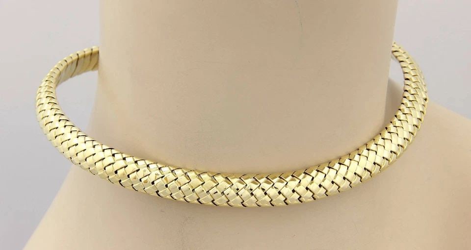 TIFFANY & CO. GOLD CHOKER NECKLACE VANNERIE 18K YELLOW BASKET WEAVE DESIGN: TIFFANY & CO. GOLD CHOKER NECKLACE VANNERIE 18K YELLOW BASKET WEAVE DESIGN This Tiffany & Co. gold choker necklace is from the Vannerie Collection. It is a stunning piece crafted in 18k yellow gold wi