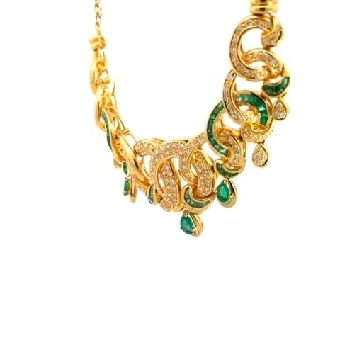 DIAMOND & EMERALD NECKLACE 18K YELLOW GOLD SPIRAL STYLE COLLAR: This is a gorgeous collar necklace; it is crafted from 18k yellow gold featuring a 4.8mm wide fine small Panther link style chain attached from each side to a long stunning centerpiece with graduated 