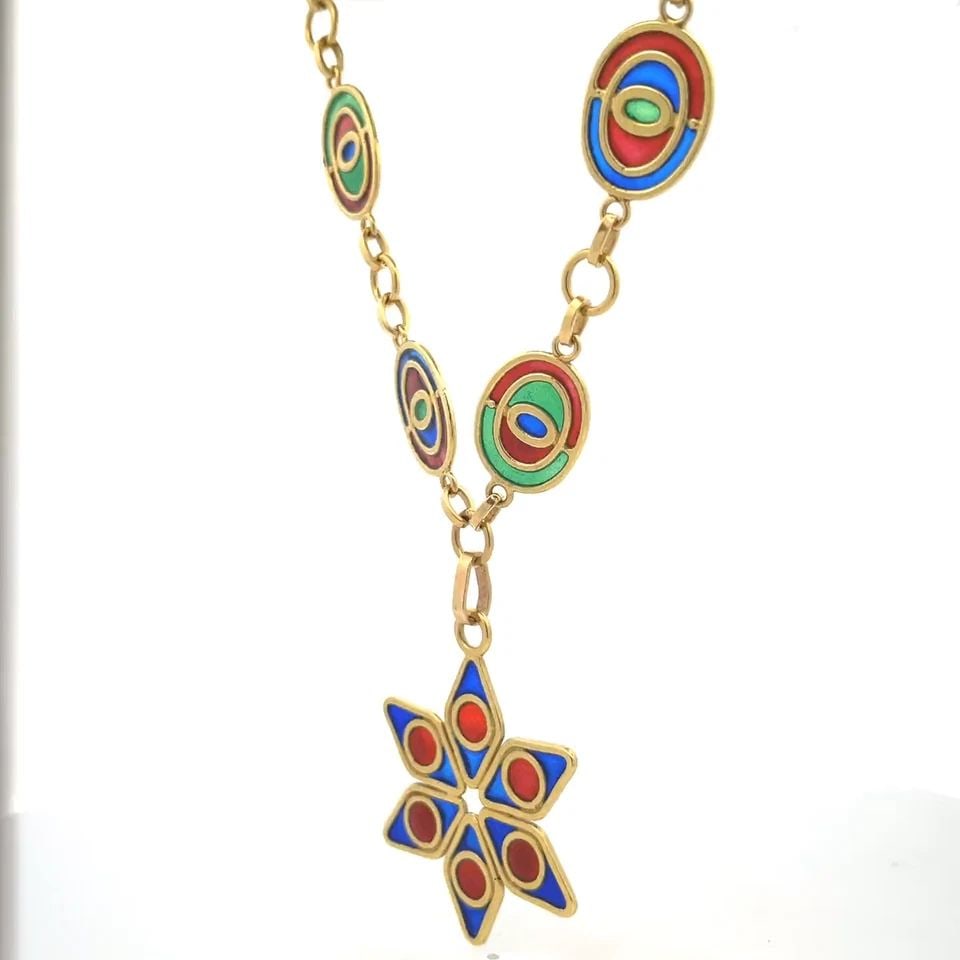 ESTATE 18K YELLOW GOLD MULTI-COLOR ENAMEL STAR PENDANT OVAL LINK NECKLACE: ESTATE 18K YELLOW GOLD MULTI-COLOR ENAMEL STAR PENDANT OVAL LINK NECKLACE This gorgeous vintage necklace is crafted from 18k yellow gold featuring oval motifs with round and oval link chain, each oval