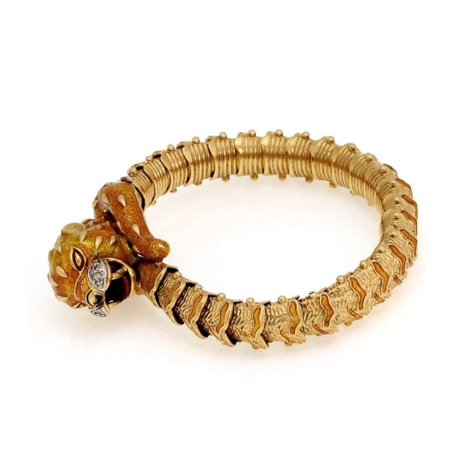 ESTATE DIAMOND ENAMEL 18K YELLOW GOLD LEOPARD HEAD FANCY FLEX BRACELET: ESTATE DIAMOND ENAMEL 18K YELLOW GOLD LEOPARD HEAD FANCY FLEX BRACELET Estate Diamond Enamel 18k Yellow Gold Leopard Head Fancy Flex Bracelet Description This is an impressive bracelet, it is crafted 