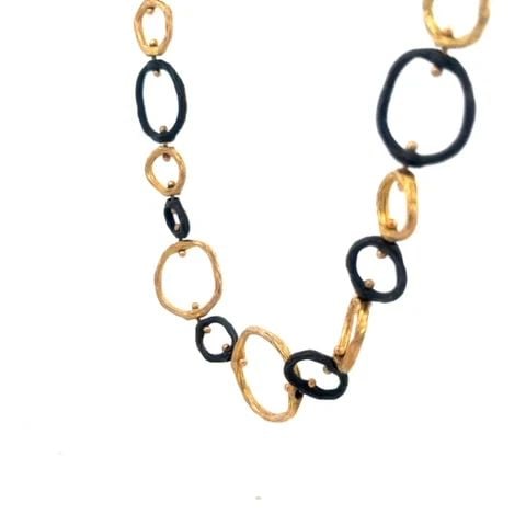 SARAH GRAHAM GOLD PEBBLE NECKLACE 18K YELLOW COBALT CHROME: SARAH GRAHAM GOLD PEBBLE NECKLACE 18K YELLOW COBALT CHROME This is an authentic ring link necklace by Sarah Graham from her Pebble Collection. It is crafted from 18k yellow gold with cobalt chrome fin