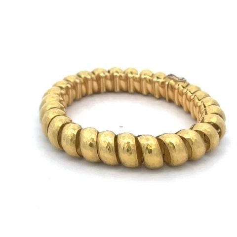 H. STERN GOLD BRACELET 18K YELLOW SPIRAL HAMMERED LINK W/BOX 64 GRAMS: H. STERN GOLD BRACELET 18K YELLOW SPIRAL HAMMERED LINK W/BOX 64 GRAMS This beautiful authentic bracelet is by designer H. Stern. It is crafted from 18k yellow gold featuring a 6mm wide ribbon band set