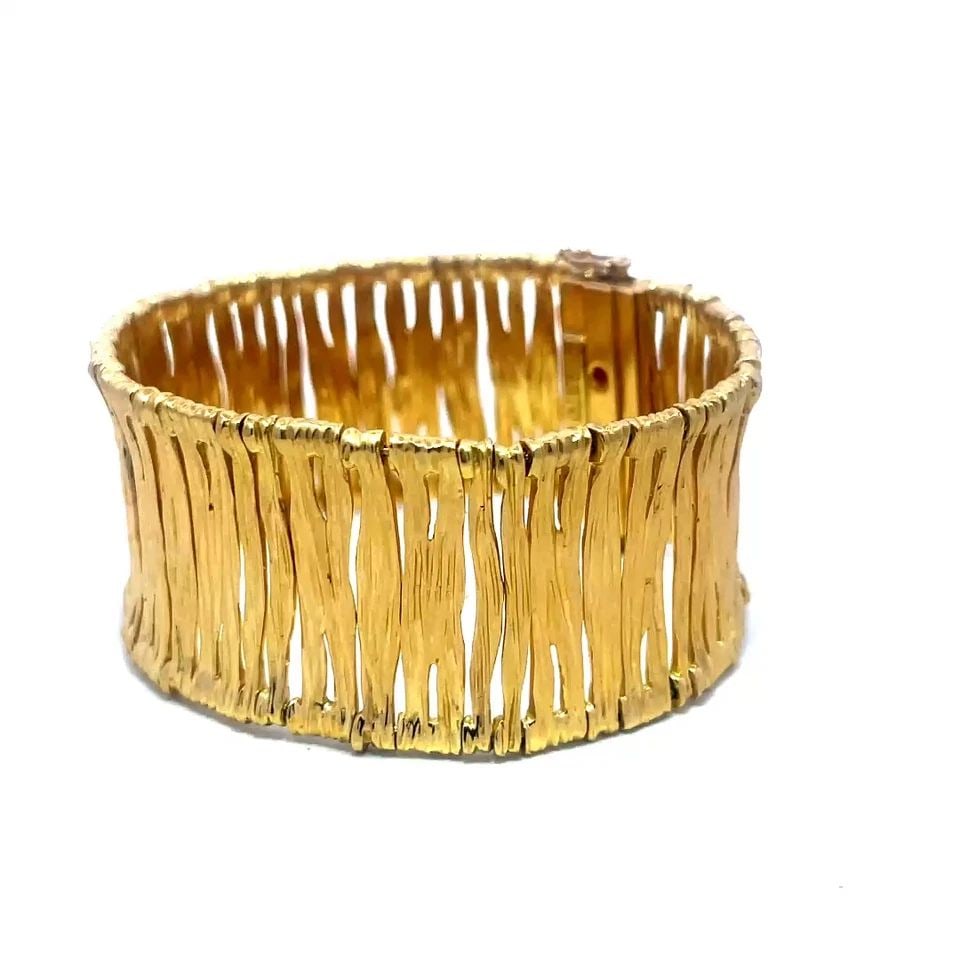 ROBERTO COIN ELEPHANTINO GOLD BRACELET ELEPHANT SKIN 18K YELLOW 7 IN.: ROBERTO COIN ELEPHANTINO GOLD BRACELET ELEPHANT SKIN 18K YELLOW 7 IN. The beautiful Roberto Coin bracelet is crafted from 18K yellow gold, it is a stunning piece of fine jewelry designed by the renown