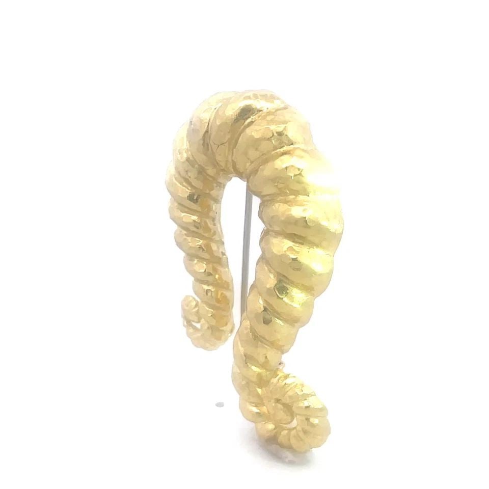 DAVID WEBB GOLD BROOCH 18K YELLOW HAMMERED VINTAGE 1970'S: DAVID WEBB GOLD BROOCH 18K YELLOW HAMMERED VINTAGE 1970'S This large eye-catching vintage brooch is by David Webb, it is crafted from 18k yellow gold with a hammered finish on a cornucopia shell like 