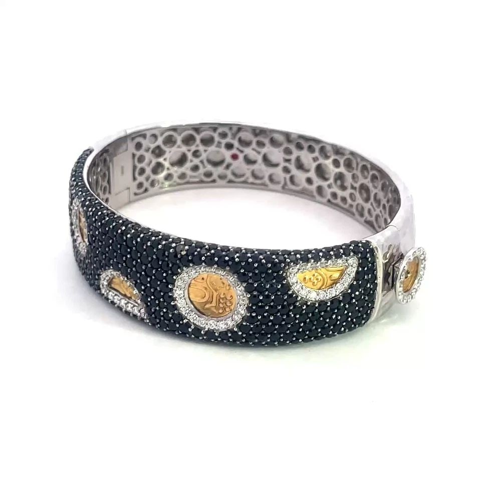 ROBERTO COIN DIAMOND GOLD BRACELET BLACK & WHITE 18K TWO TONE: ROBERTO COIN DIAMOND GOLD BRACELET BLACK & WHITE 18K TWO TONE This gorgeous authentic bracelet is by Roberto Coin, it is crafted from 18k white gold with yellow gold accent featuring an 18mm wide oval