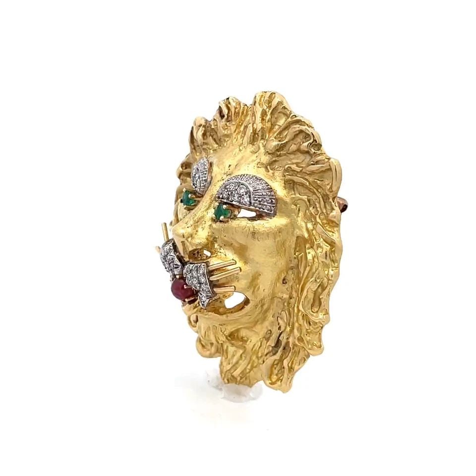 HAMMERMAN BROTHERS DIAMOND EMERALD RUBY 18KGOLD LARGE LION HEAD PENDANT PIN: HAMMERMAN BROTHERS DIAMOND EMERALD RUBY 18KGOLD LARGE LION HEAD PENDANT PIN This is a large impressive and authentic pendant/brooch by the Hammerman Brothers, it is crafted from 18k yellow gold with w