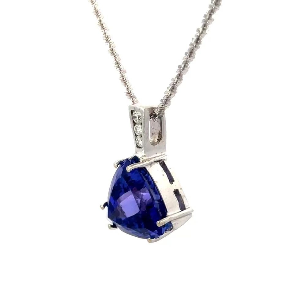 TANZANITE DIAMOND GOLD PENDANT 14K WHITE TRILLION W/CHAIN 17CT: TANZANITE DIAMOND GOLD PENDANT 14K WHITE TRILLION W/CHAIN 17CT This is a magnificent large trillion cut tanzanite stone, it is set on a triangle shape bridge in 14k white gold with 3 graduated size di