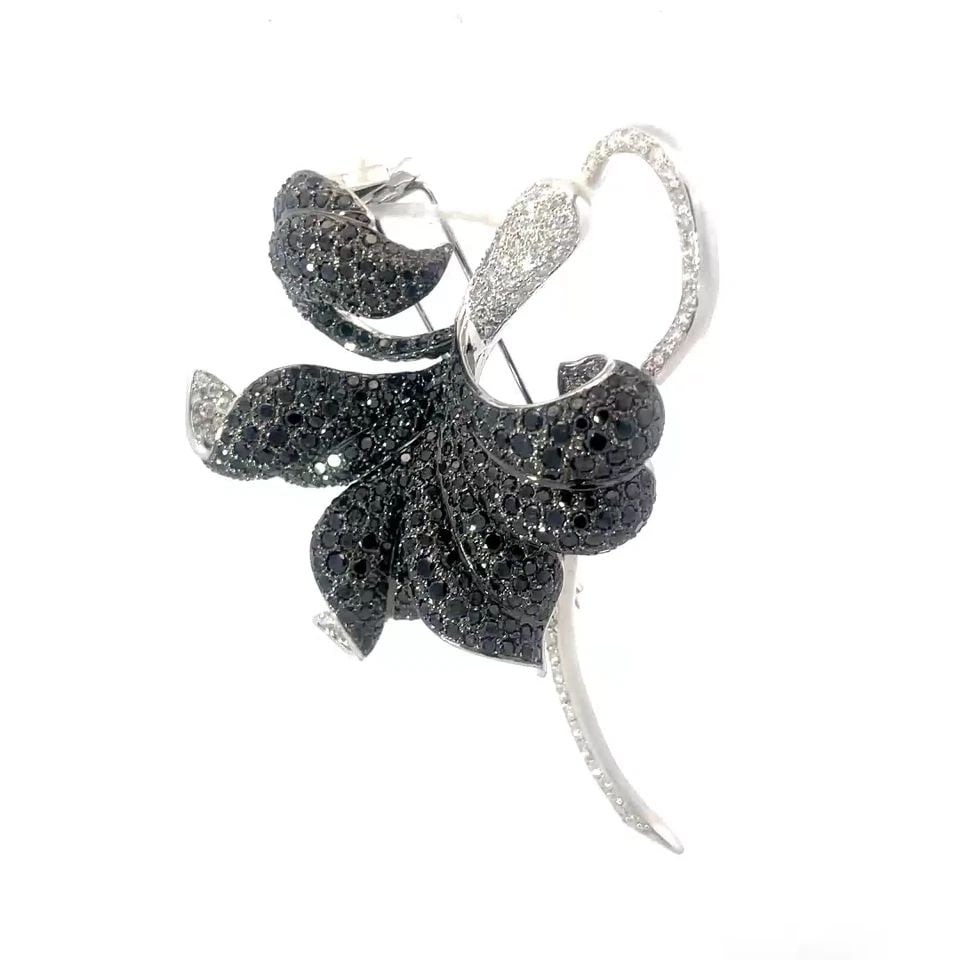 10 CARAT DIAMOND GOLD FLOWER BROOCH 17K BLACK & WHITE LARGE PIN: 10 CARAT DIAMOND GOLD FLOWER BROOCH 17K BLACK & WHITE LARGE PIN This eye-catching beautiful brooch is crafted from 17k white gold featuring a long-curved white gold stem and flower attached to the ste