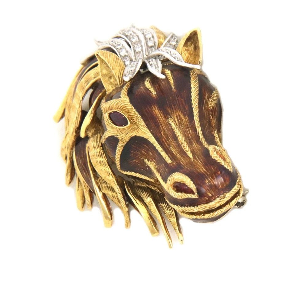 BROOCH LARGE DIAMOND ENAMEL 18K GOLD 3D HORSE HEAD: This large 18k gold brooch features a 3D horse head design with a diamond set in enamel. The yellow gold base metal makes it a luxurious and elegant accessory for various special occasions such as Mot