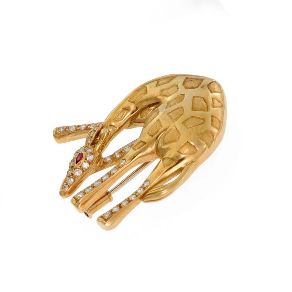 TIFFANY & CO. GOLD BROOCH DIAMOND & GEM GIRAFFE FULL FIGURE: TIFFANY & CO. GOLD BROOCH DIAMOND & GEM GIRAFFE FULL FIGURE Tiffany & Co. Vintage Diamond Ruby Full Figure Giraffe Brooch Description This is a beautiful vintage authentic brooch from Tiffany & Co. Fr