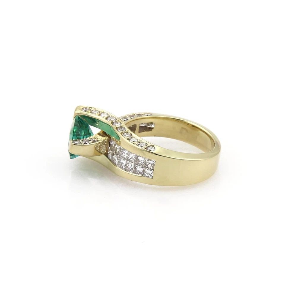 DIAMOND RING W/GREEN GEMSTONE 18K YELLOW GOLD FANCY COCKTAIL: DIAMOND RING W/GREEN GEMSTONE 18K YELLOW GOLD FANCY COCKTAIL This Diamond Ring with a Green Gemstone set in 18k Yellow Gold is a sophisticated and stylish piece of fine jewelry. The natural white diam