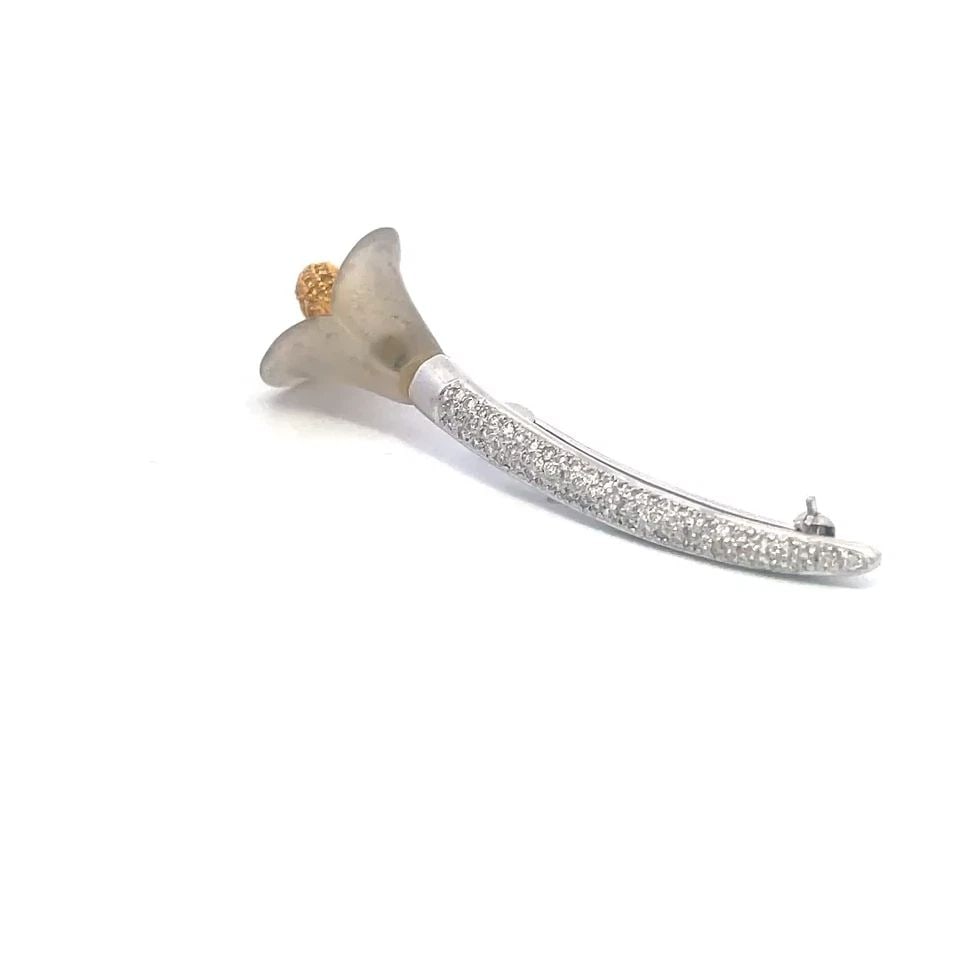 DIAMOND GOLD CALLA LILLY BROOCH 18K TWO TONE FROSTED GLASS FLOWER PIN: DIAMOND GOLD CALLA LILLY BROOCH 18K TWO TONE FROSTED GLASS FLOWER PIN This diamond gold Calla Lilly Brooch is a stunning piece of vintage fine jewelry that features a beautiful, frosted glass flower d
