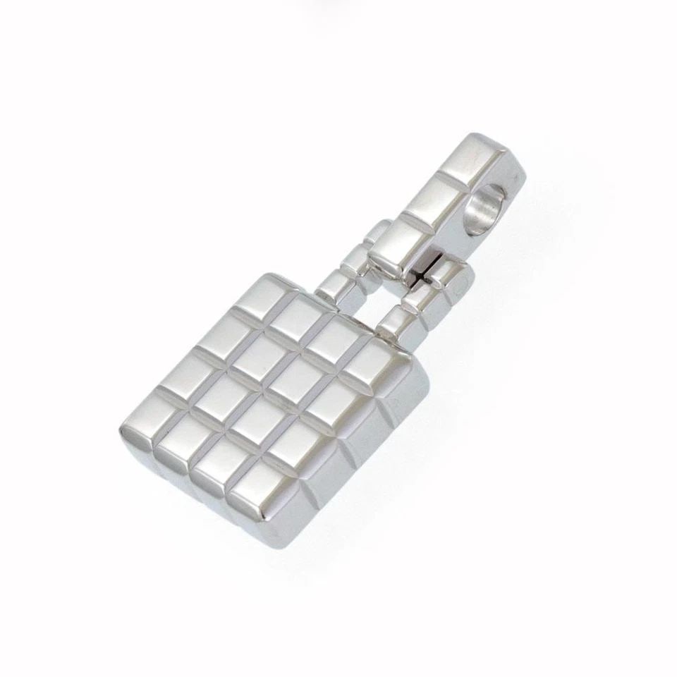 CHOPARD GOLD PENDANT 18K WHITE CUBE HAND BAG STYLE: CHOPARD GOLD PENDANT 18K WHITE CUBE HAND BAG STYLE This is a beautiful designer Chopard pendant. Crafted from 18k white gold with a polished finish featuring a mirror finish square briefcase like shap