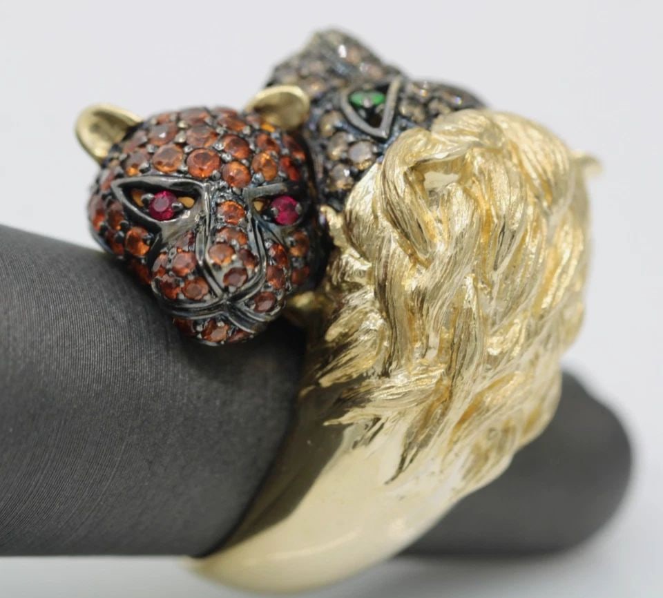 NEDA BEHNAM 14K YELLOW GOLD GEMSTONE DIAMOND LIONS HEAD RING SIZE 5.5 - 23.3 G: NEDA BEHNAM 14K YELLOW GOLD GEMSTONE DIAMOND LIONS HEAD RING SIZE 5.5 - 23.3 G Description Neda Behnam 14K Yellow Gold Sapphire Diamond Lion & Lioness Head Ring Ring is in good condition. May show sig