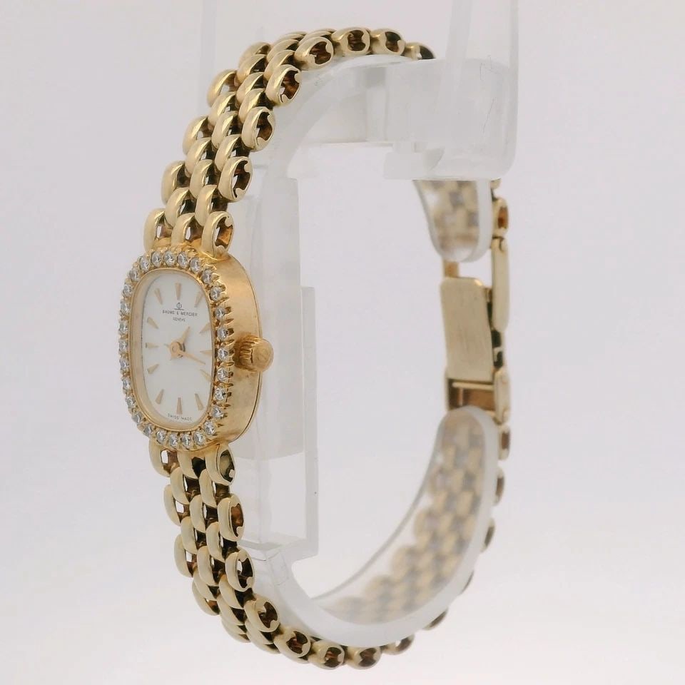 BAUME & MERCIER 14K SOLID GOLD 15.5MM WHITE DIAL & DIAMOND BEZEL WATCH W/ BOX: BAUME & MERCIER 14K SOLID GOLD 15.5MM WHITE DIAL & DIAMOND BEZEL WATCH W/ BOX Description Baume & Mercier 14k Solid Gold 15.5mm White Dial & Diamond Bezel Watch w/ Box The watch has been used previous