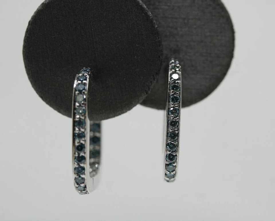 14K WHITE GOLD 1.33 TCW NATURAL BLUE DIAMOND INSIDE OUTSIDE SQUARE HOOP EARRINGS: 14K WHITE GOLD 1.33 TCW NATURAL BLUE DIAMOND INSIDE OUTSIDE SQUARE HOOP EARRINGS 14K WHITE GOLD 1.33 TCW NATURAL BLUE DIAMOND INSIDE OUTSIDE SQUARE HOOP EARRINGS Description 14K White Gold 1.33 TCW Na
