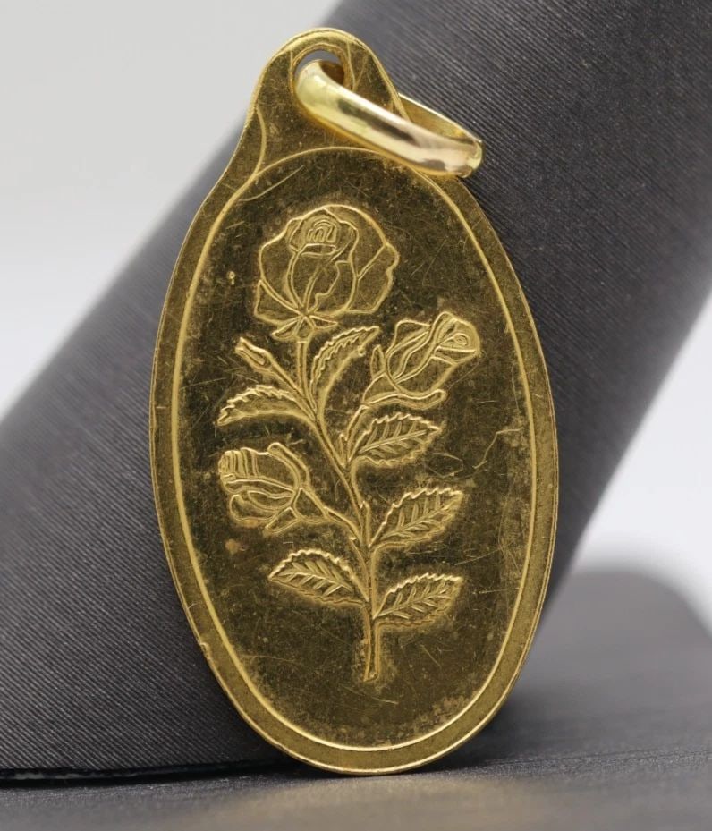 RARE PAMP SUISSE 2.5 GRAM .9999 FINE GOLD ROSA OVAL BAR PENDANT: RARE PAMP SUISSE 2.5 GRAM .9999 FINE GOLD ROSA OVAL BAR PENDANT Description Rare Pamp Suisse 2.5 Gram .9999 Fine Gold Rosa Oval Bar Pendant Bar/pendant is in good circulated condition. Shows signs of 