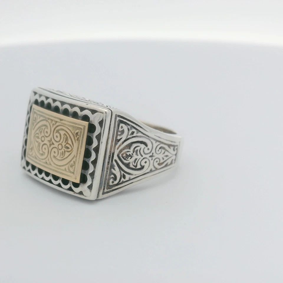 KONSTANTINO STERLING SILVER & 18K YELLOW GOLD MEN'S RING SIZE 9.5: KONSTANTINO STERLING SILVER & 18K YELLOW GOLD MEN'S RING SIZE 9.5 Description Konstantino Sterling Silver & 18K Yellow Gold Men's Ring Ring is in good condition. May show signs of wear and/or tear. Ap