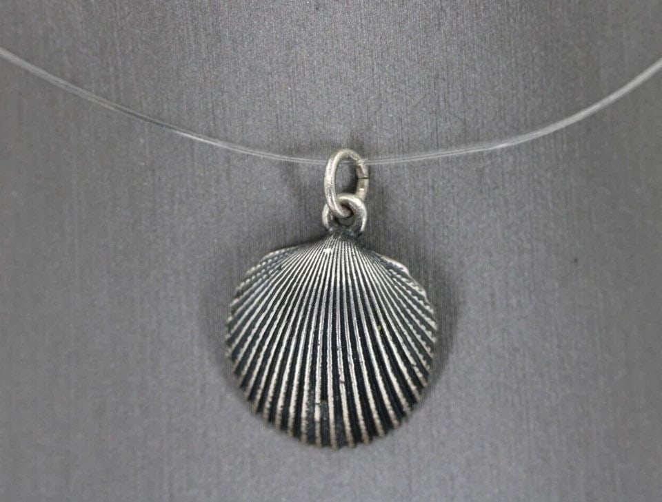 RETIRED VINTAGE JAMES AVERY SEA SHELL CLAM 1" CHARM PENDANT ~ 3.6 GRAMS (1 of 2)