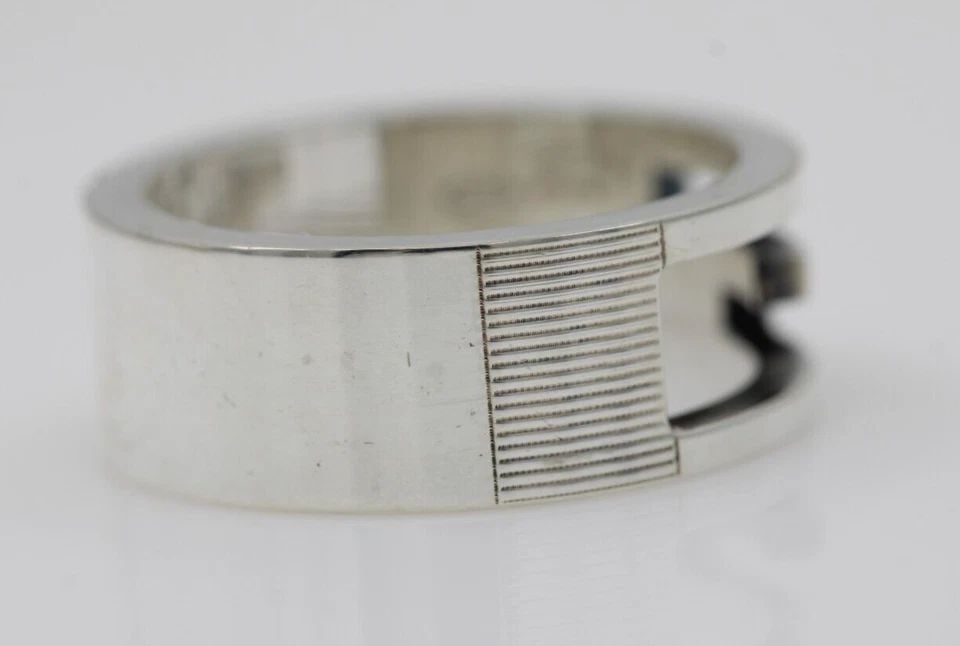 GUCCI G LOGO STERLING SILVER ITALY UNISEX RING SIZE 7 US / 15: GUCCI G LOGO STERLING SILVER ITALY UNISEX RING SIZE 7 US / 15 Description GUCCI G Logo Sterling Silver Italy Unisex Ring Item is in great condition. May show signs of wear and/or tear. Item has been p