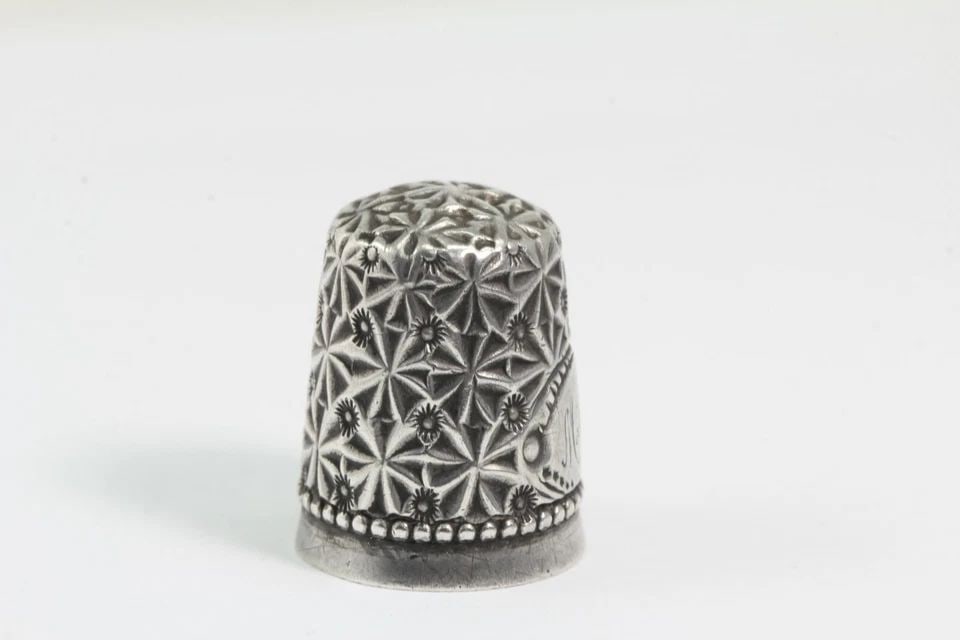 ANTIQUE STERLING SILVER ROSETTE KNURLED THIMBLE*SIMONS BROTHERS*CIRCA 1890S SZ 7 (1 of 2)