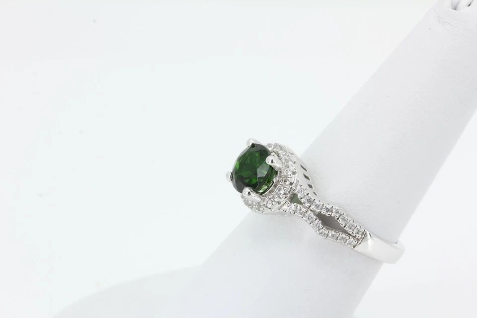 925 STERLING SILVER GREEN TOURMALINE & WHITE SPINEL LADIES RING SIZE 7: 925 STERLING SILVER GREEN TOURMALINE & WHITE SPINEL LADIES RING SIZE 7 Description 925 Sterling Silver Green Tourmaline & White Spinel Ladies Ring Item is in great condition. May show signs of wear an