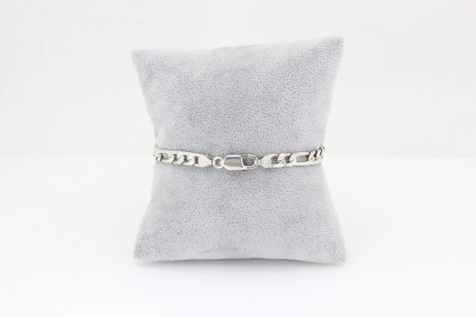 STERLING SILVER ITALY 6MM FIGARO LINK 8" BRACELET - 12.9 GRAMS: STERLING SILVER ITALY 6MM FIGARO LINK 8" BRACELET - 12.9 GRAMS Description Sterling Silver 6mm Figaro 8" Bracelet - 12.9 Grams Item is in great condition. May show signs of wear. MEASUREMENTS Length 8