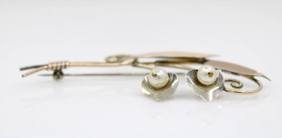 VINTAGE VAN DELL 1/20 12K GF ON STERLING PEARL 2.75" BROOCH PIN 5.5 GRAMS: VINTAGE VAN DELL 1/20 12K GF ON STERLING PEARL 2.75" BROOCH PIN 5.5 GRAMS Description Vintage Van Dell 1/20-12K-GF on Sterling Pearl 2.75" Brooch Pin Designer pin in great condition. May show signs of