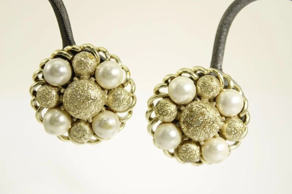 VINTAGE SIGNED CORO EARRINGS CLIP ON GOLD TONE & FAUX PEARL 30MM 29 GRAMS FS!!: VINTAGE SIGNED CORO EARRINGS CLIP ON GOLD TONE & FAUX PEARL 30MM 29 GRAMS FS!! Description Vintage Signed Coro Earrings Clip On Gold Tone & Faux Pearl Very pretty vintage earrings in great condition. 