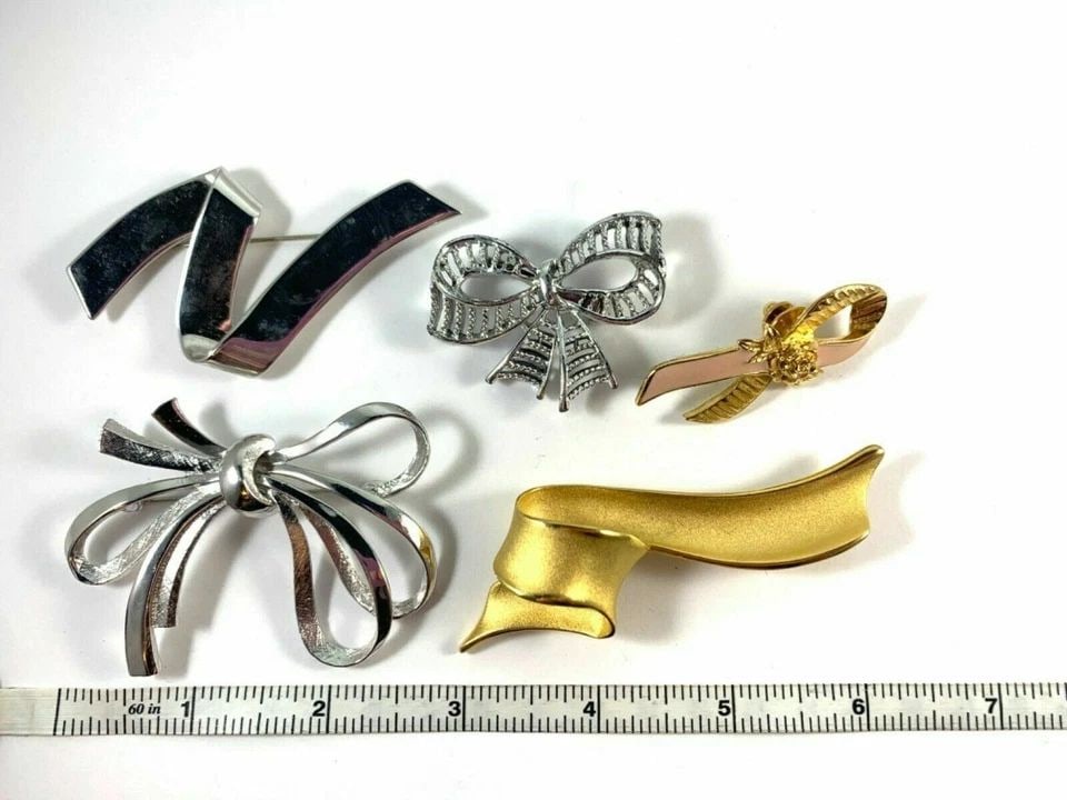 VINTAGE LOT OF 5 TARA MONET AVON GERRYS GOLD SILVER BOWS RIBBONS BROOCH PINS (1 of 2)