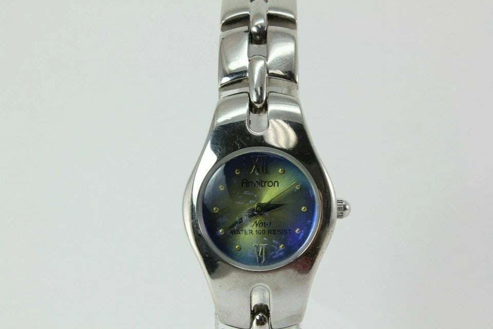 WOMEN'S ARMITRON NOW WATCH BLUE DIAL SILVER CASE BRACELET BAND 75/2453T: WOMEN'S ARMITRON NOW WATCH BLUE DIAL SILVER CASE BRACELET BAND 75/2453T Description Women's Armitron Now Watch Blue Dial Silver Case Bracelet Band 75/2453T New battery Installed. In great working cond