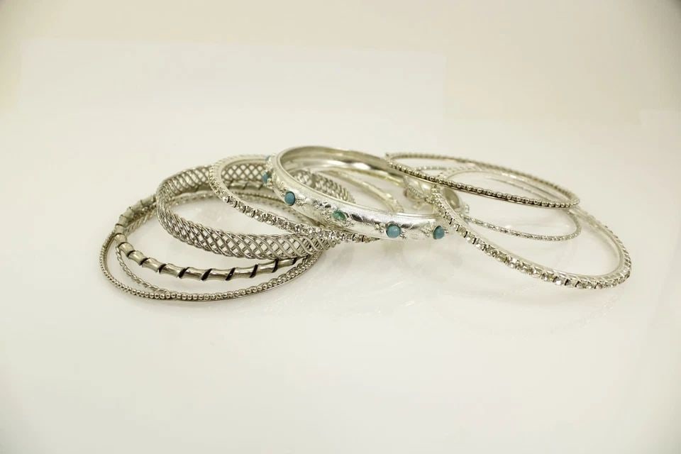 LOT OF 10 VINTAGE COSTUME BANGLE BRACELETS ASSORTED STYLES FREE SHIPPING!! (1 of 1)