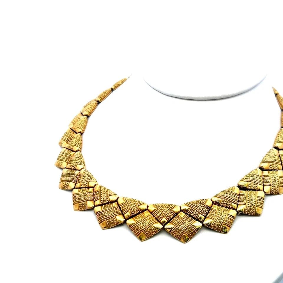 18K YELLOW GOLD COLLAR NECKLACE 0.10CT G VS DIAMOND TEXTURED LINK DESIGN: 18K YELLOW GOLD COLLAR NECKLACE 0.10CT G VS DIAMOND TEXTURED LINK DESIGN Title: This substantial 18K yellow gold collar necklace features an intricate, fully articulated link design with bold geometri