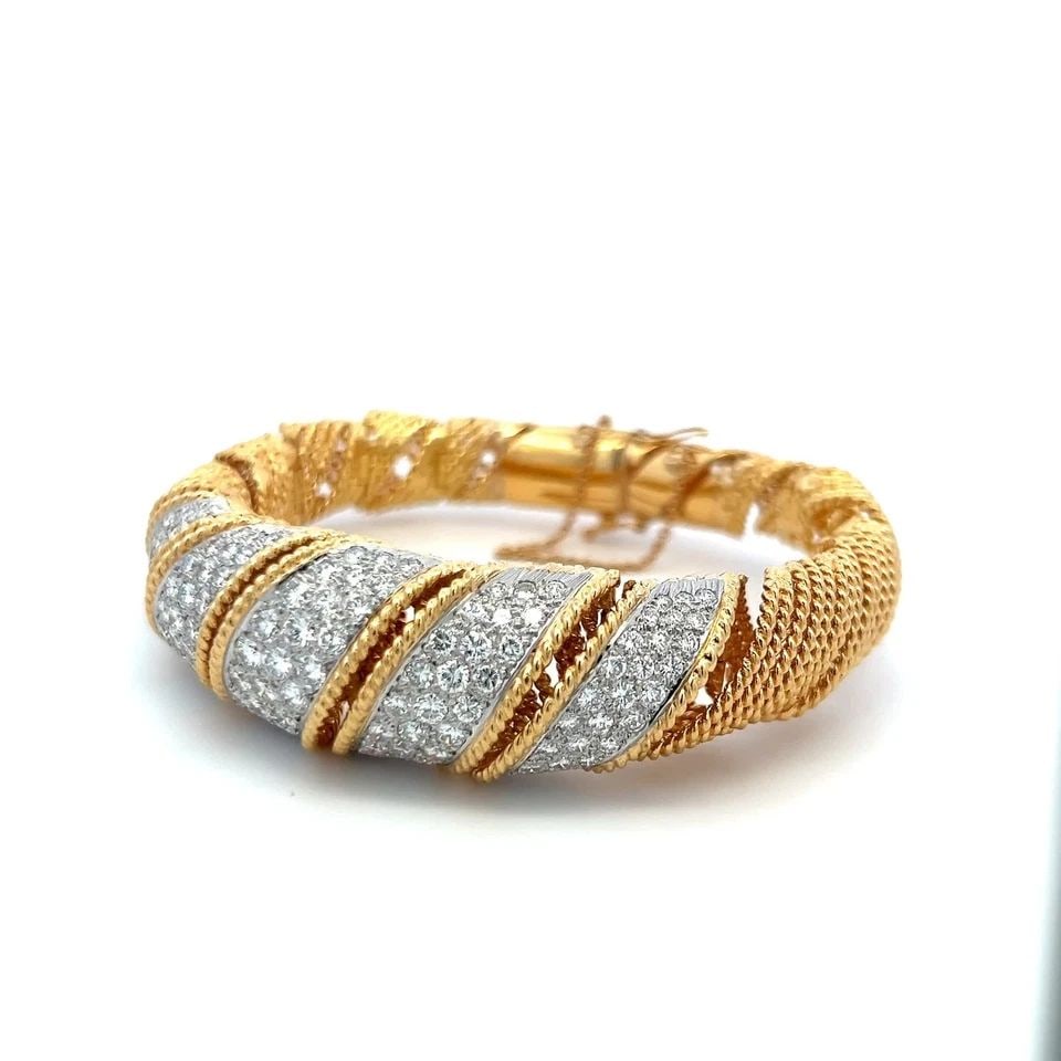8.00 CT G VS DIAMOND VINTAGE BRACELET 18K YELLOW GOLD STATEMENT DESIGN: 8.00 CT G VS DIAMOND VINTAGE BRACELET 18K YELLOW GOLD STATEMENT DESIGN Title: Make a bold statement with this exquisite vintage and estate bracelet, masterfully crafted in 18 karat yellow gold. This s