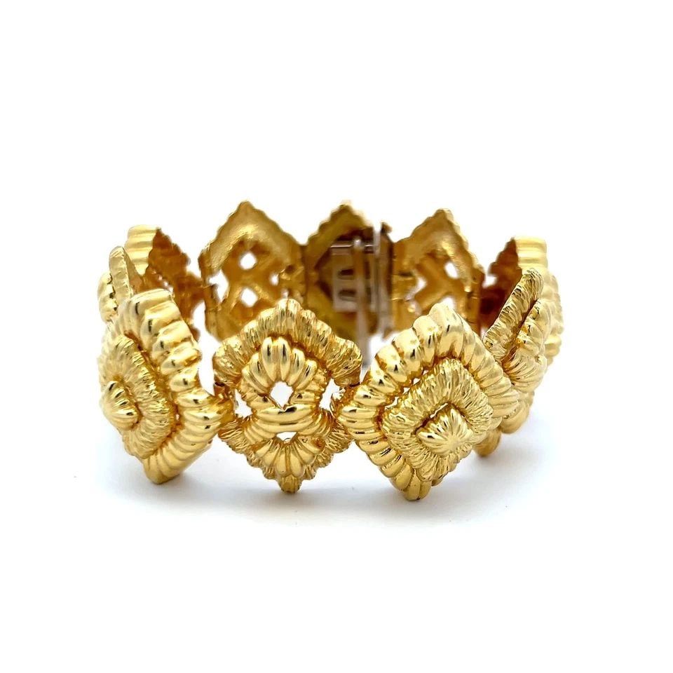 VAN CLEEF & ARPELS VINTAGE 85.70 GRAMS 18 KARAT YELLOW GOLD LINK BRACELET: VAN CLEEF & ARPELS VINTAGE 85.70 GRAMS 18 KARAT YELLOW GOLD LINK BRACELET Designer: Van Cleef & Arpels Title: Van Cleef & Arpels 18 Karat Yellow Gold Link Bracelet Style: Link Metal: 18 Karat Yellow G