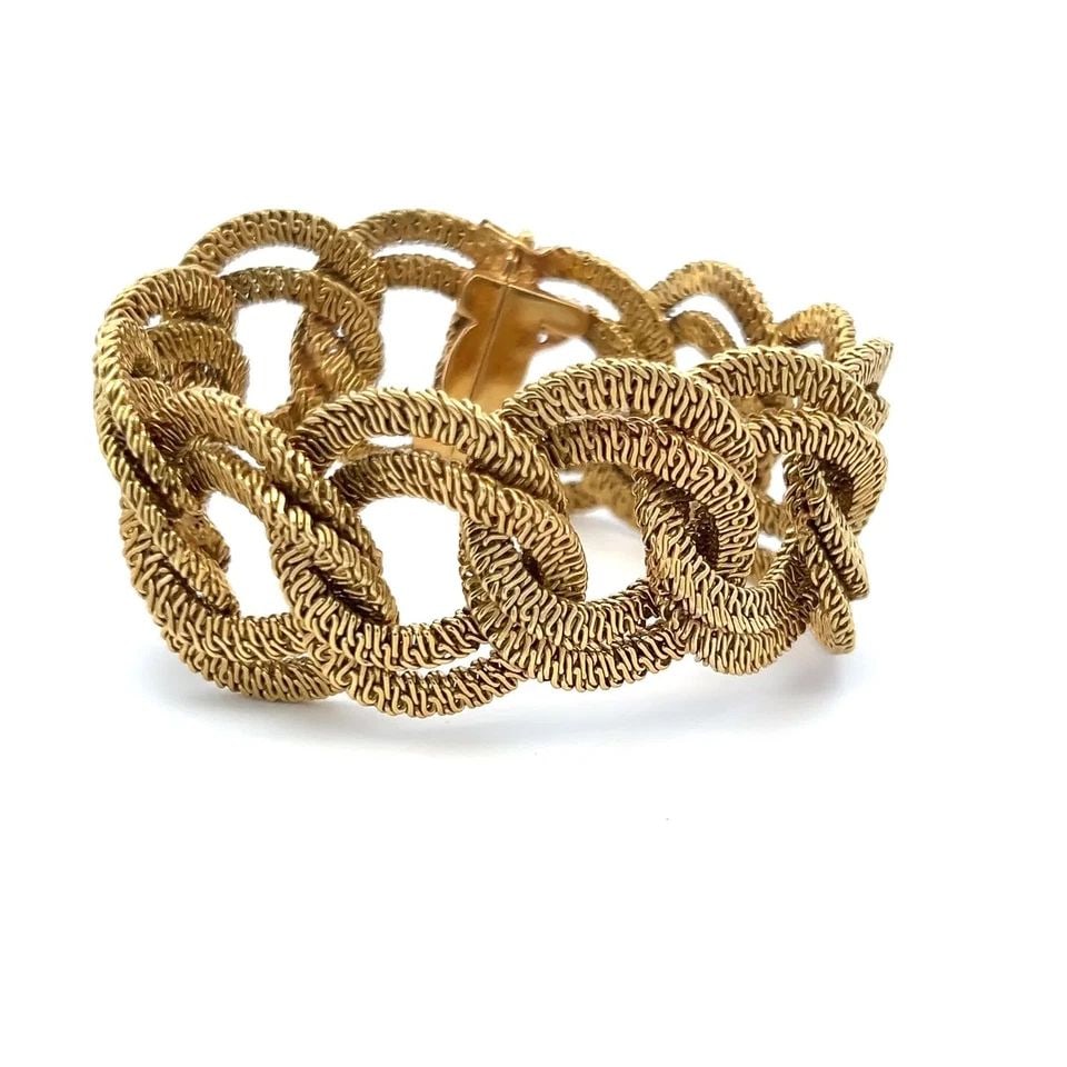 VINTAGE 18 KARAT YELLOW GOLD TEXTURED MESH LINK BRACELET 117.5 GRAMS: VINTAGE 18 KARAT YELLOW GOLD TEXTURED MESH LINK BRACELET 117.5 GRAMS VINTAGE 18 KARAT YELLOW GOLD TEXTURED MESH LINK BRACELET 117.5 GRAMS PRODUCT DESCRIPTION Detailed Description: Estate Style, 117.5 