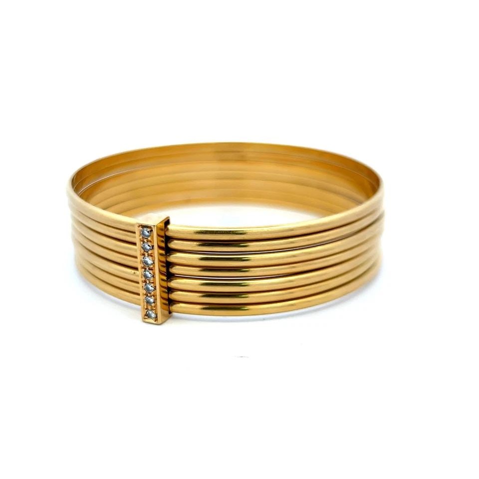 GUCCI 0.35 CARAT ROUND BRILLIANT DIAMOND 18 KARAT YELLOW GOLD BANGLE BRACELET: GUCCI 0.35 CARAT ROUND BRILLIANT DIAMOND 18 KARAT YELLOW GOLD BANGLE BRACELET PRODUCT DESCRIPTION Designer: GUCCI Title: Gucci 0.35 Carat Round Brilliant F VS Diamond 18 Karat Yellow Gold Bangle Brace