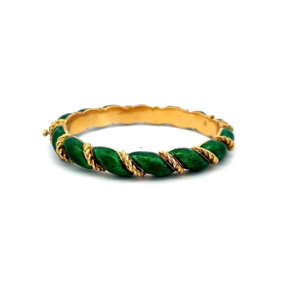 TIFFANY & CO 18K YELLOW GOLD GREEN ENAMEL VINTAGE BANGLE BRACELET: TIFFANY & CO 18K YELLOW GOLD GREEN ENAMEL VINTAGE BANGLE BRACELET Designer: Tiffany & Co Title: This Tiffany & Co 18 Karat Yellow Gold Enamel Bangle Bracelet is a striking vintage treasure that blends