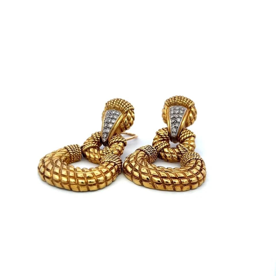 VINTAGE 0.36CT ROUND BRILLIANT DIAMOND 18K YELLOW GOLD TEXTURED DROP EARRINGS: VINTAGE 0.36CT ROUND BRILLIANT DIAMOND 18K YELLOW GOLD TEXTURED DROP EARRINGS PRODUCT DESCRIPTION Title: These exquisite vintage 18K yellow gold drop earrings showcase a luxurious quilted texture and 