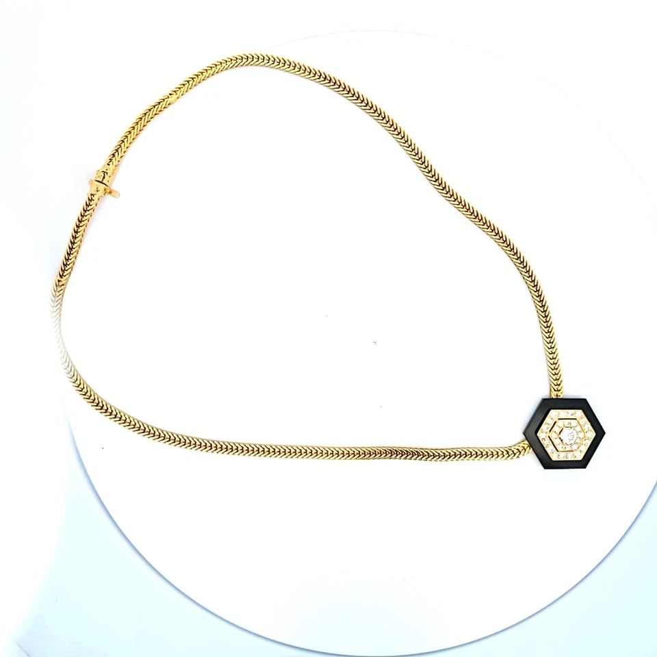 0.75 CARAT ROUND BRILLIANT F VS1 DIAMOND 18 KARAT YELLOW GOLD PENDANT NECKLACE: PRODUCT DESCRIPTION Title: 0.75 Carat Round Brilliant F VS1 Diamond 18 Karat Yellow Gold Pendant Necklace Style: Pendant Metal: 18 Karat Yellow Gold Gemstone 1: 0.45 Carat Diamond Number of Stones: 1 