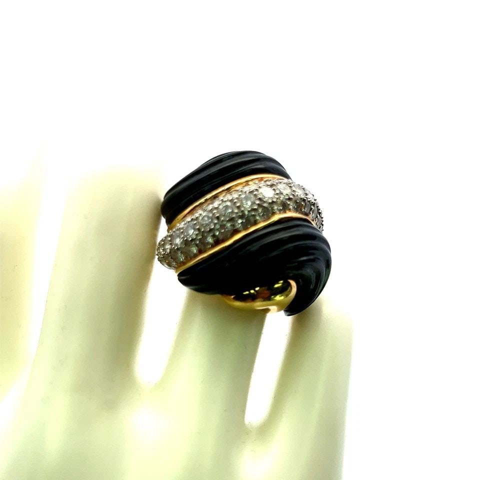 3.00 CARAT ROUND BRILLIANT G VS1 DIAMOND 18 KARAT YELLOW GOLD COCKTAIL RING: 3.00 CARAT ROUND BRILLIANT G VS1 DIAMOND 18K YELLOW GOLD COCKTAIL RING Title: 3.00 Carat Round Brilliant G VS1 Diamond 18 Karat Yellow Gold Cocktail Ring Style: Cocktail Metal: 18 Karat Yellow Gold Ge