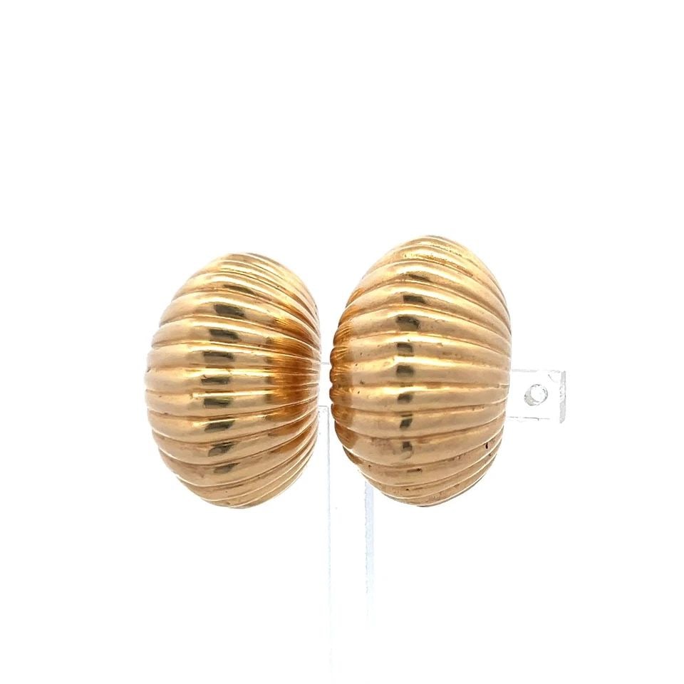 VINTAGE 14 KARAT YELLOW GOLD CLIP ON EARRINGS 1X0.6X0.5 IN 25.2G: VINTAGE 14 KARAT YELLOW GOLD CLIP ON EARRINGS 1X0.6X0.5 IN 25.2G VINTAGE 14 KARAT YELLOW GOLD CLIP ON EARRINGS 1X0.6X0.5 IN 25.2G $5,620.00 PRODUCT DESCRIPTION Detailed Description: Elevate your style