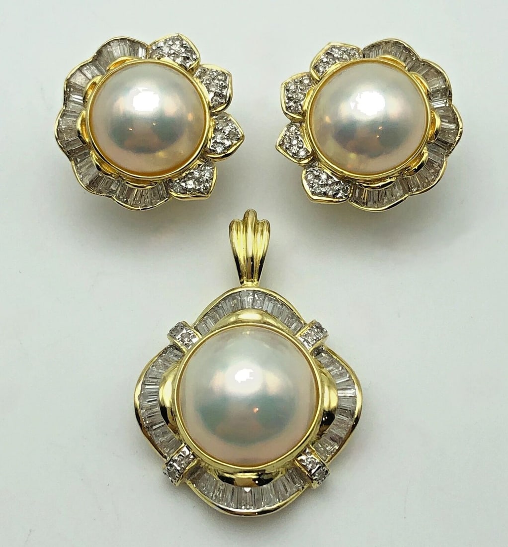 14K GOLD PENDANT AND EARRINGS SET, MABE PEARLS, 3.5CTS NATURAL DIAMONDS 16.7G: 14K GOLD PENDANT AND EARRINGS SET, WITH PEARLS AND 3.5CTS OF DIAMONDS 14k Gold Pendant and Earrings Set, with Pearls and 3.5cts of Diamonds Condition: Used, has been cleaned Material: 14k Yellow Gold 