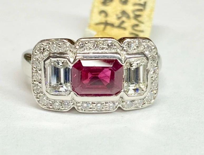 WOMEN'S PLATINUM RING WITH 1.5CT RUBY AND 1.0CTW DIAMONDS ( SIZE: 6.5 ) 9.5G (1 of 1)