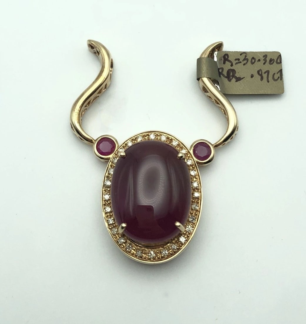 14K GOLD BULL HORN PENDANT WITH 30.3CTW RUBIES, 0.87CTW DIAMONDS, 16.7 GRAMS: 14K GOLD BULL HORN SHAPED PENDANT SET WITH NATURAL RUBIES AND 0.87CT OF DIAMONDS 14k Gold Bull Horn Shaped Pendant set with Natural Rubies and 0.87ct of Diamonds You are bidding on a 14k Gold Bull Hor