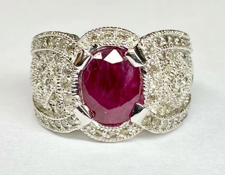 14K WHITE GOLD RING, 2.02CT NATURAL RUBY, 0.77CTS OF DIAMONDS ( SIZE 6.25 ) 12G: WOMEN'S 14K WHITE GOLD RING W/ DIAMONDS AND 2.02CT NATURAL RUBY SIZE 6.25 HEAVY Women's 14k White Gold Ring with Diamonds and 2.02CT Natural Ruby Center (Size 6.25) HEAVY You are bidding on a pre-owne