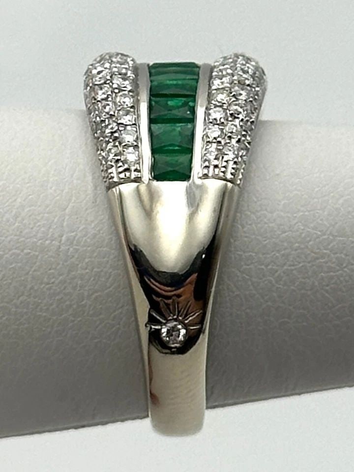 AMORO 14K WHITE GOLD RING 0.93CTS EMERALDS, 0.90CTS DIAMONDS, ( SIZE: 6.5 ) 5.7G: AMORO 14K WHITE GOLD RING 0.93CTS OF EMERALDS AND 0.90CTS OF DIAMONDS SIZE: 6.5 Amoro 14k White Gold Ring 0.93cts of Emeralds and 0.90cts of Diamonds Condition: Used, has been cleaned Material: 14k Wh